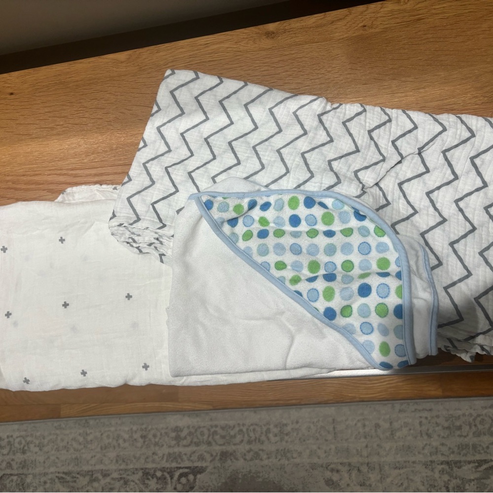 Assorted Swaddles (2) and Hooded Towels (2) for Baby